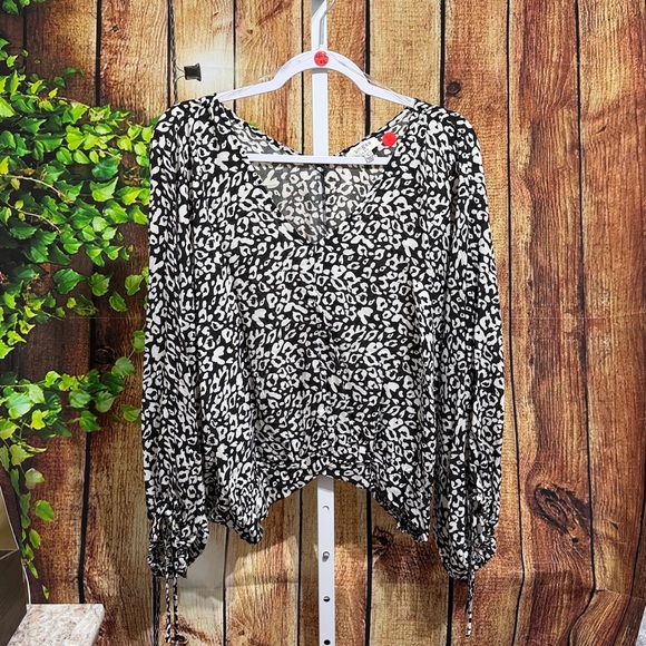 🚨(Must Bundle 3) Umgee Crop Blouse Size Large - Picture 2 of 4